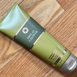 Bath & Body Works Free As A Flower Green Ultimate Hydration Body Cream